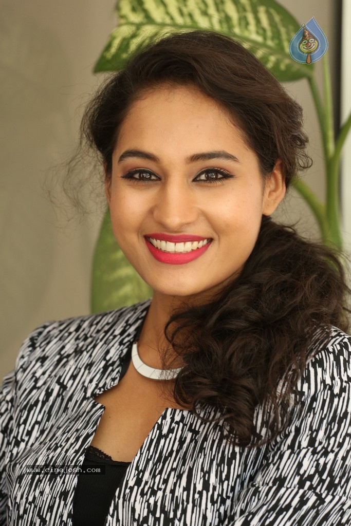 Pooja Stills - 21 / 101 photos