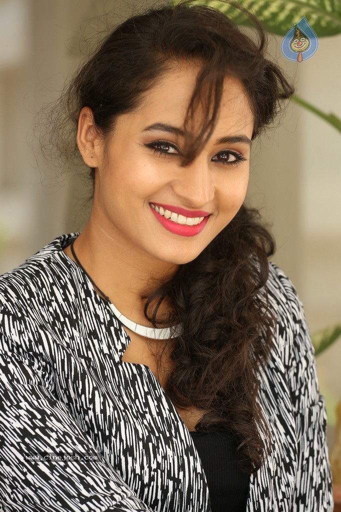 Pooja Stills - 23 / 101 photos