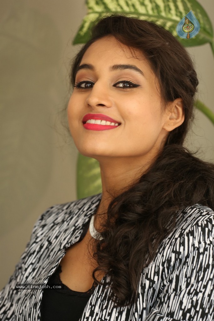 Pooja Stills - 27 / 101 photos