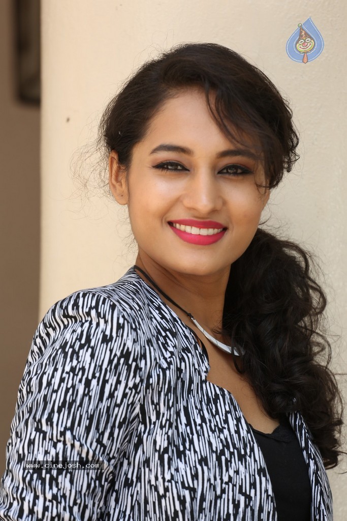 Pooja Stills - 35 / 101 photos