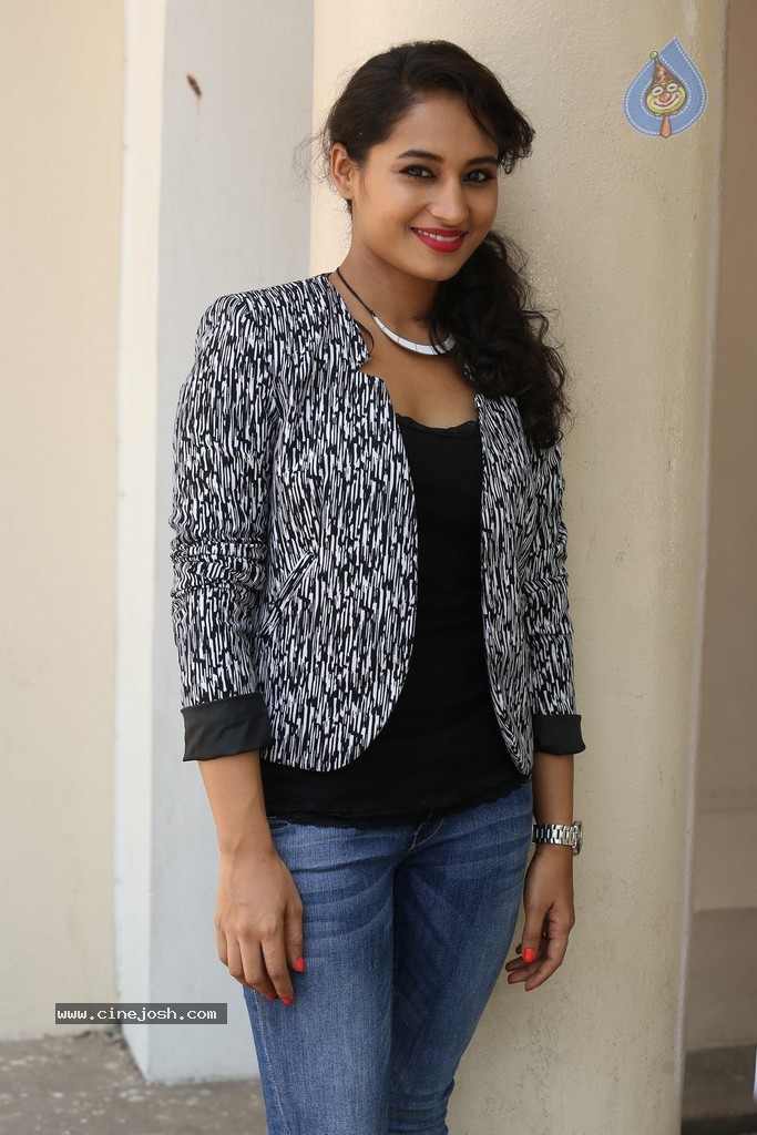 Pooja Stills - 39 / 101 photos