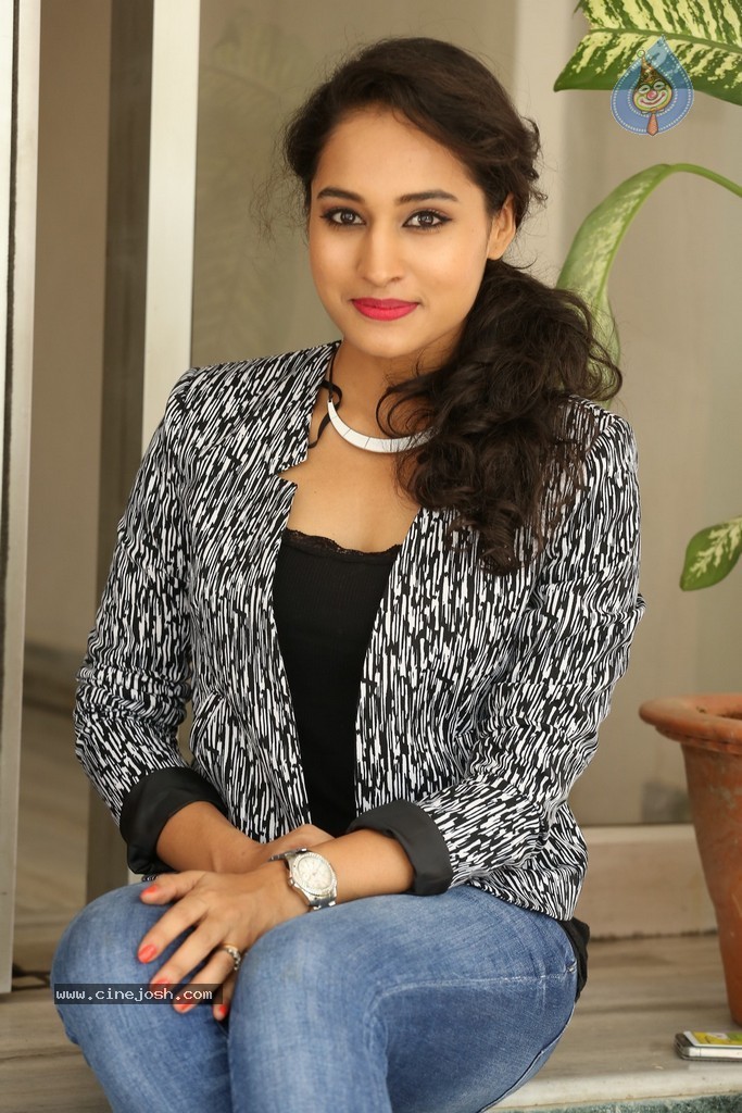 Pooja Stills - 40 / 101 photos