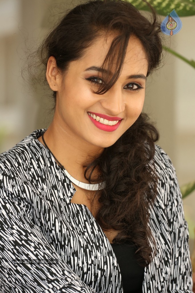 Pooja Stills - 44 / 101 photos