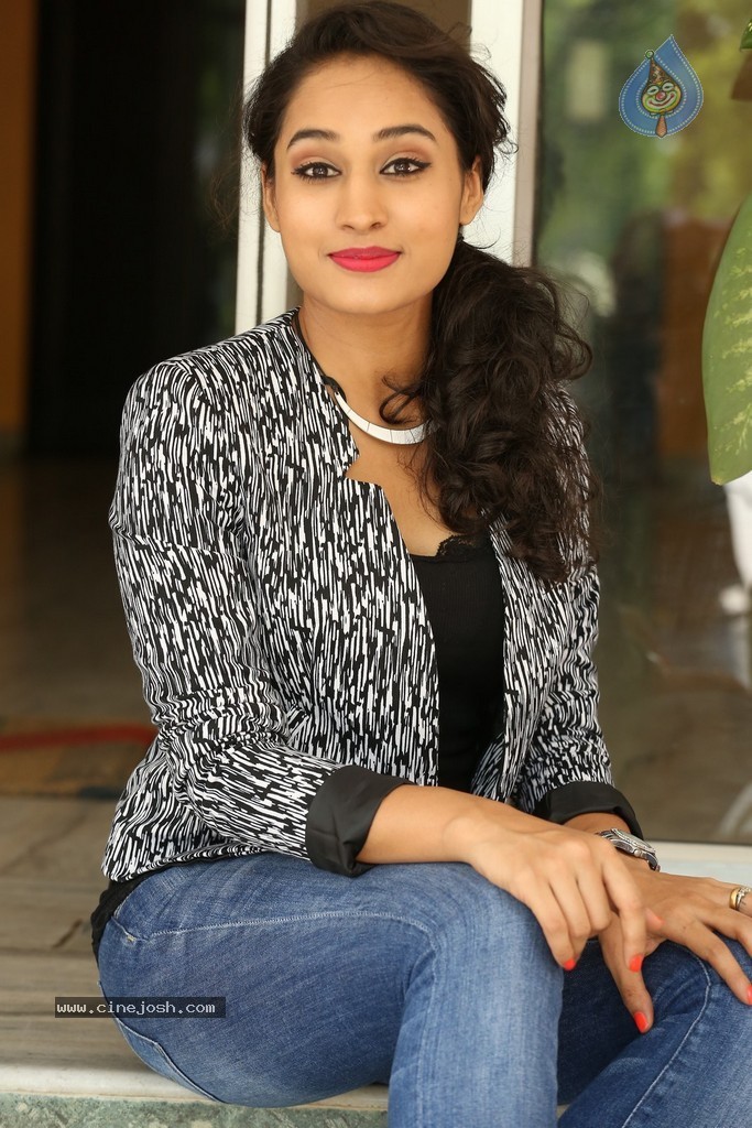 Pooja Stills - 50 / 101 photos