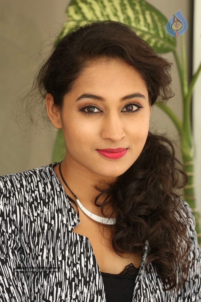 Pooja Stills - 55 / 101 photos