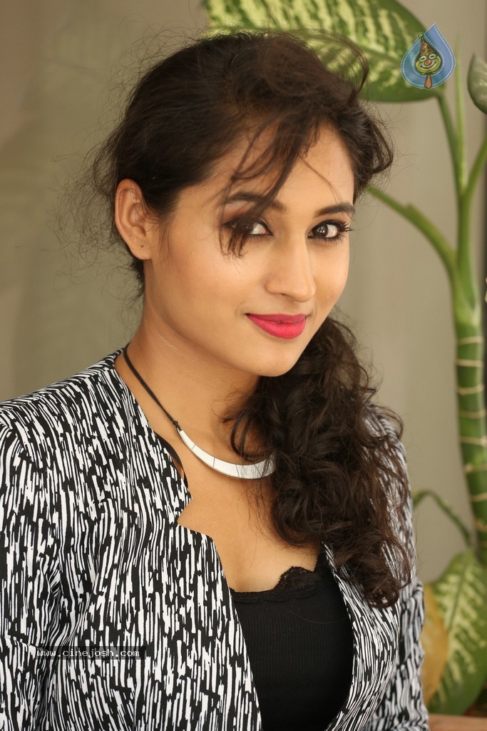 Pooja Stills - 57 / 101 photos