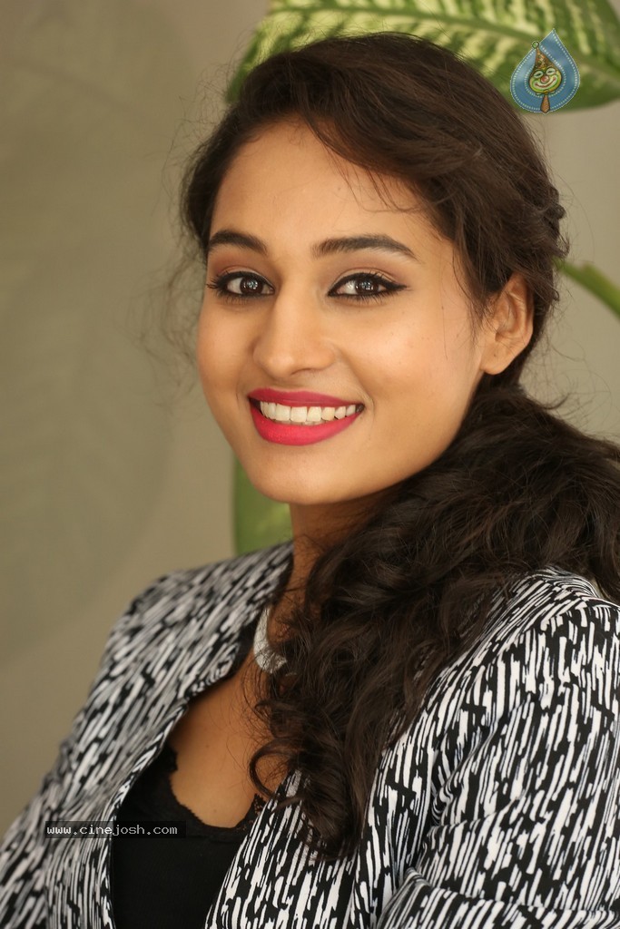 Pooja Stills - 64 / 101 photos