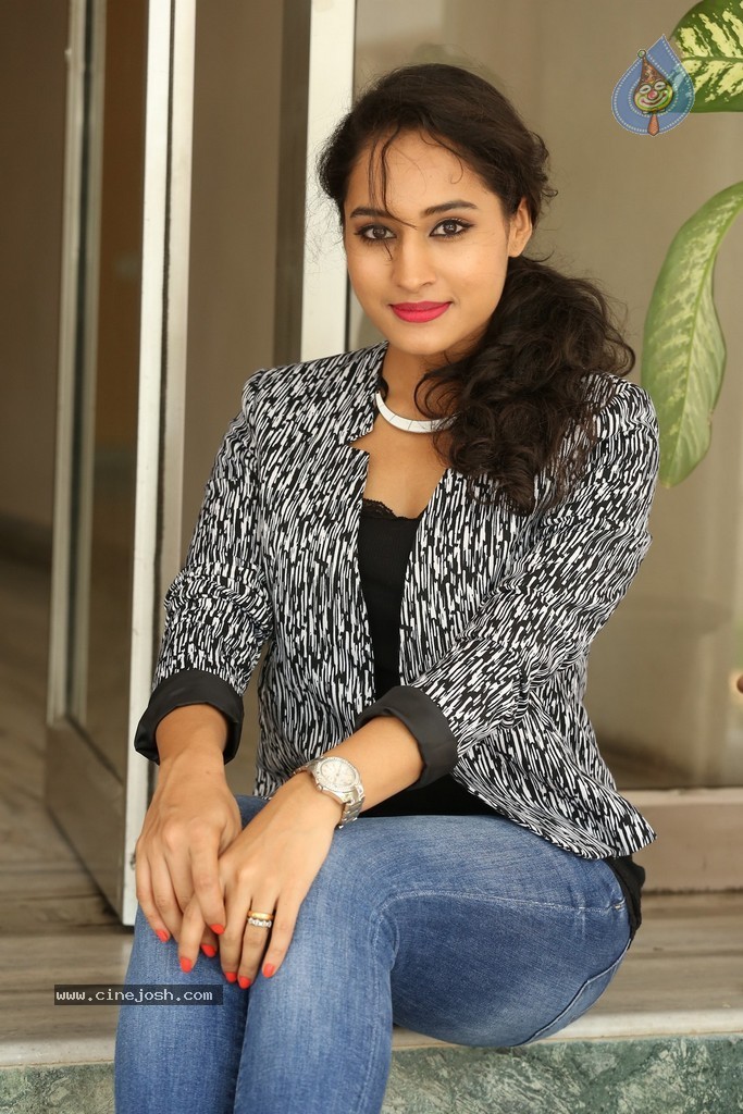 Pooja Stills - 71 / 101 photos