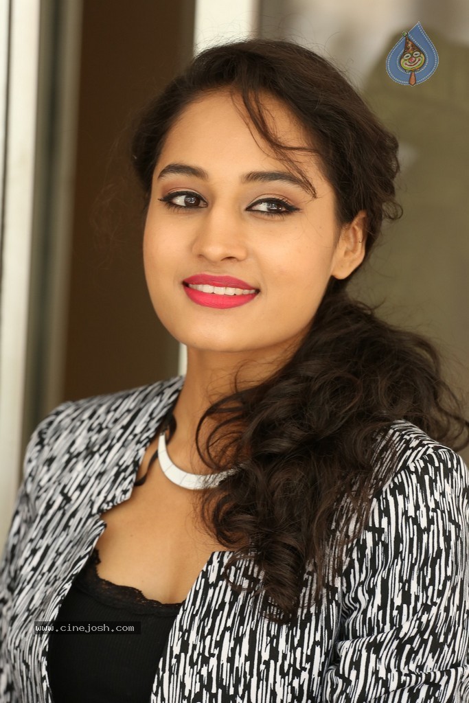 Pooja Stills - 72 / 101 photos