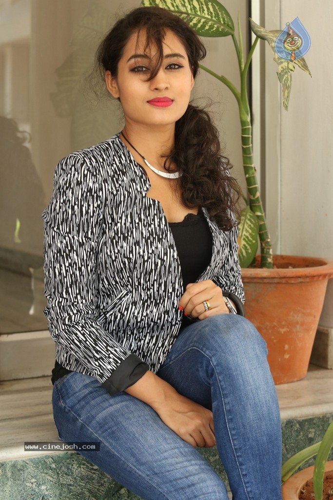 Pooja Stills - 73 / 101 photos