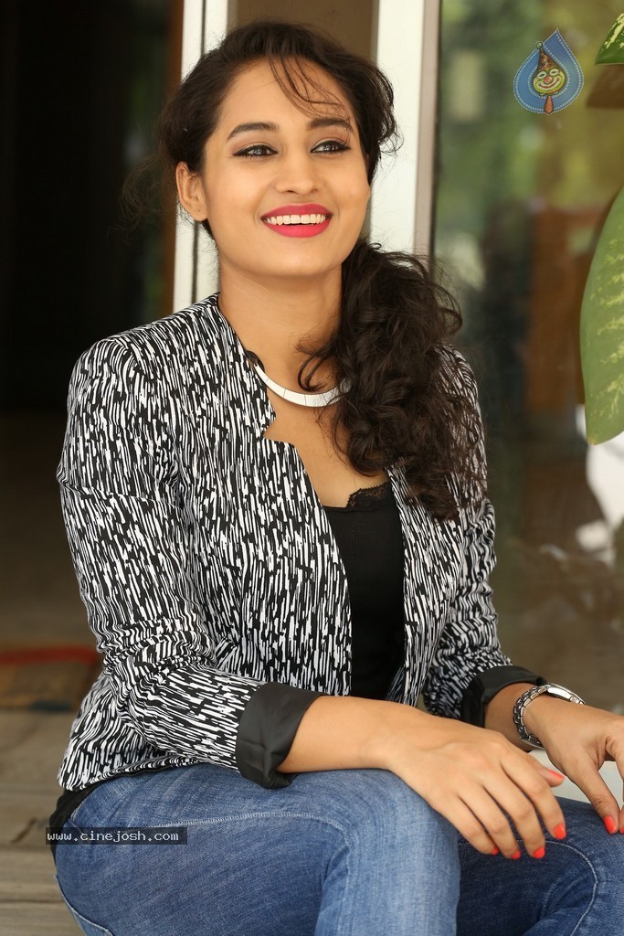 Pooja Stills - 76 / 101 photos