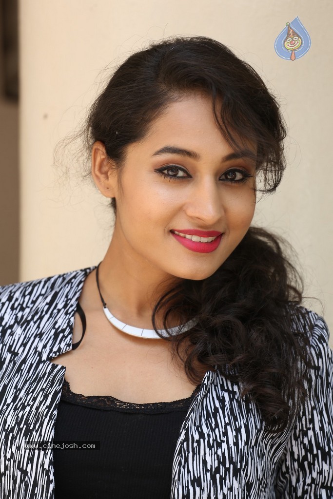 Pooja Stills - 78 / 101 photos