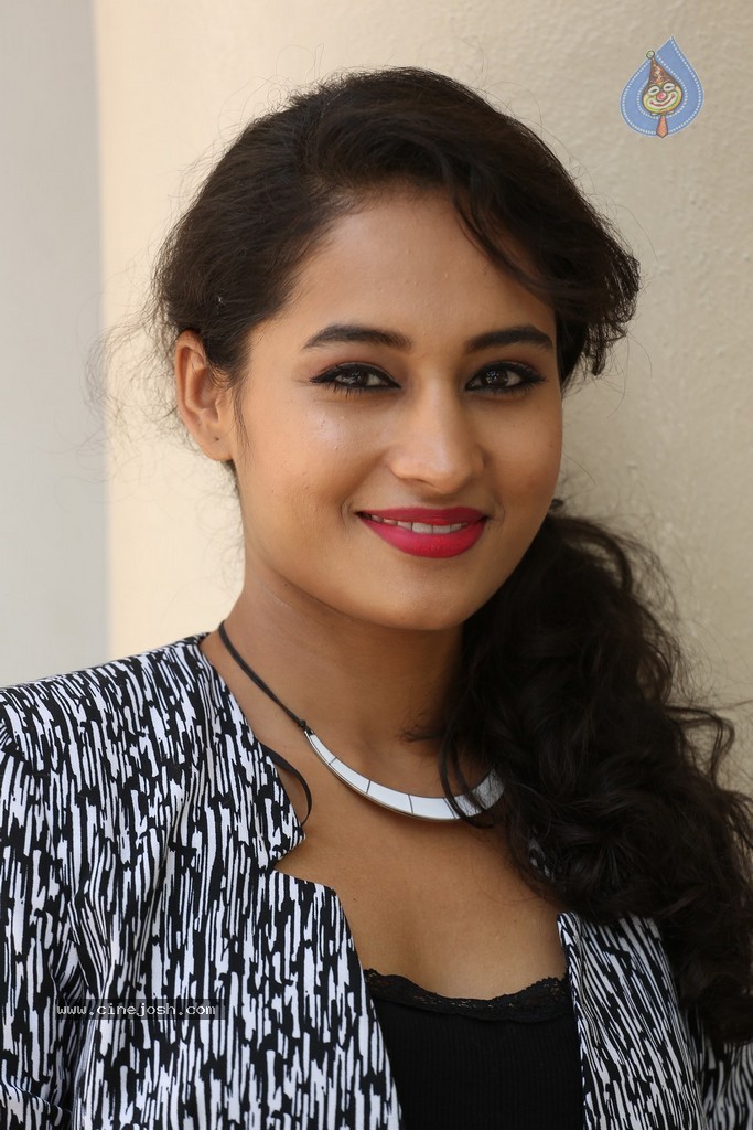 Pooja Stills - 82 / 101 photos