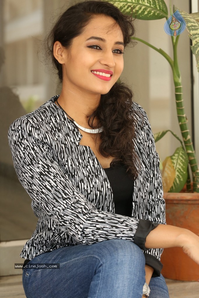 Pooja Stills - 84 / 101 photos