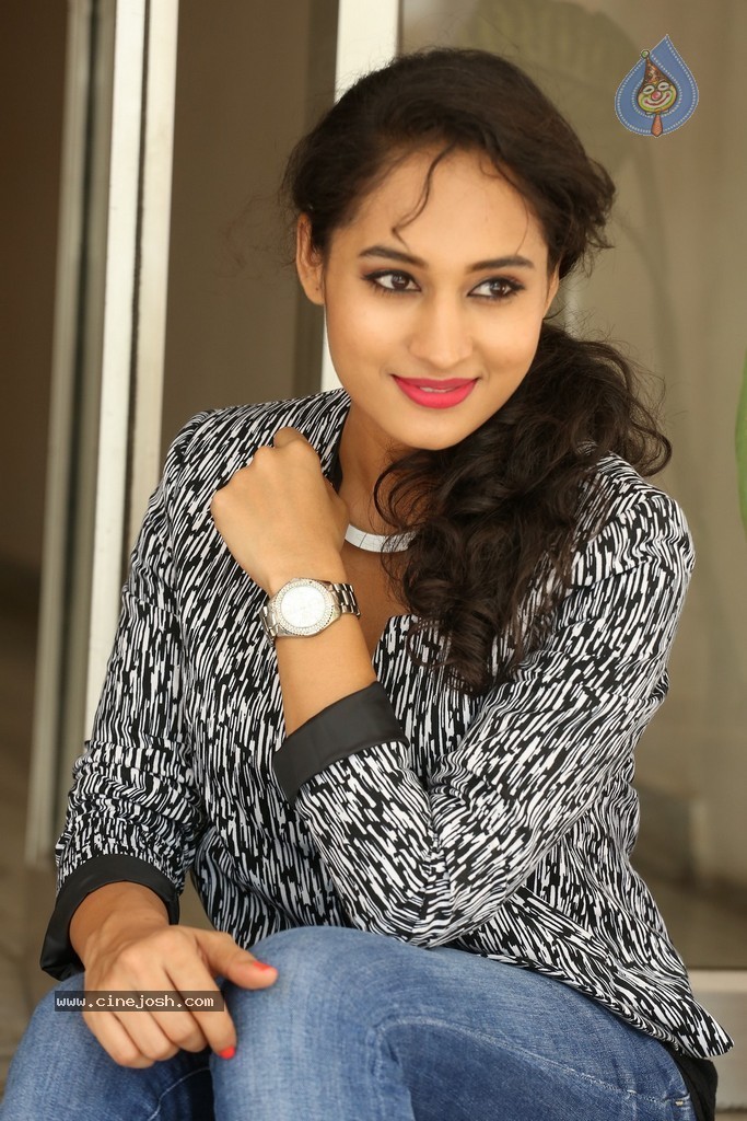 Pooja Stills - 85 / 101 photos