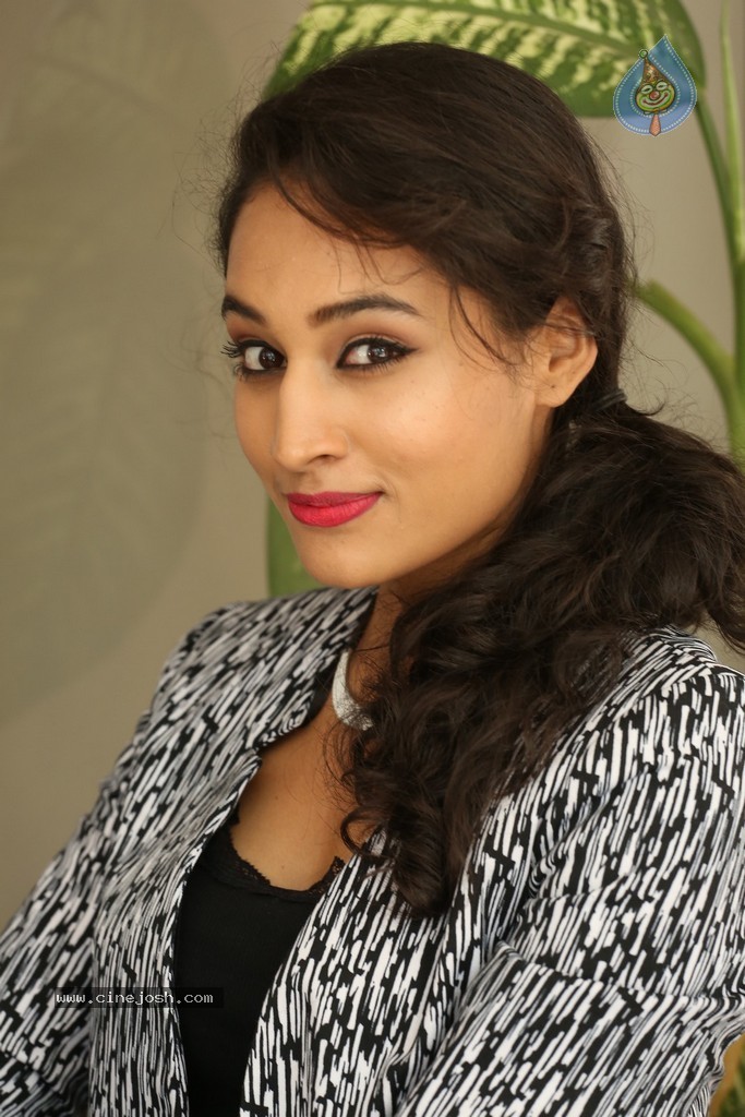 Pooja Stills - 87 / 101 photos