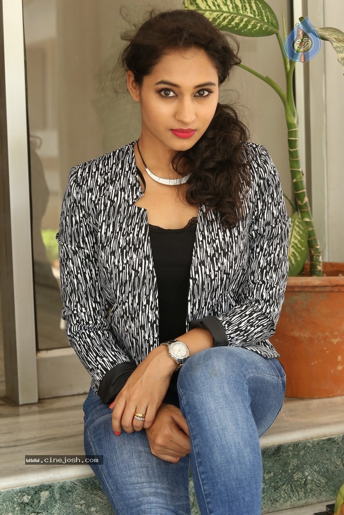 Pooja Stills - 88 / 101 photos