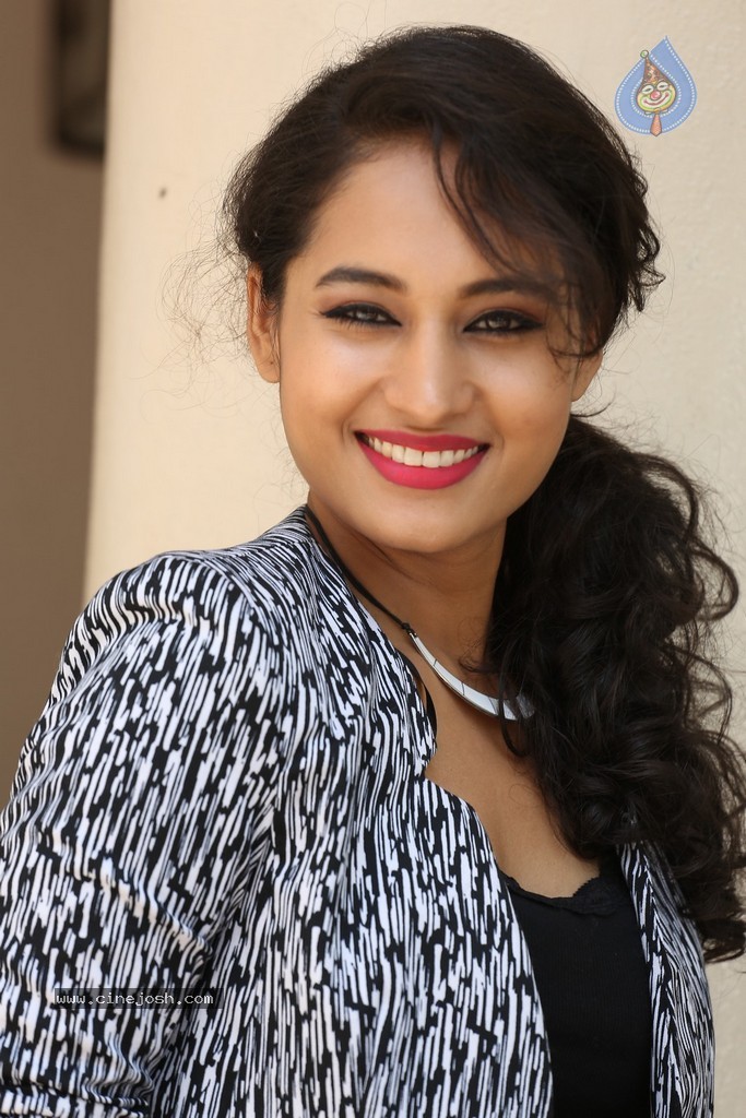 Pooja Stills - 89 / 101 photos