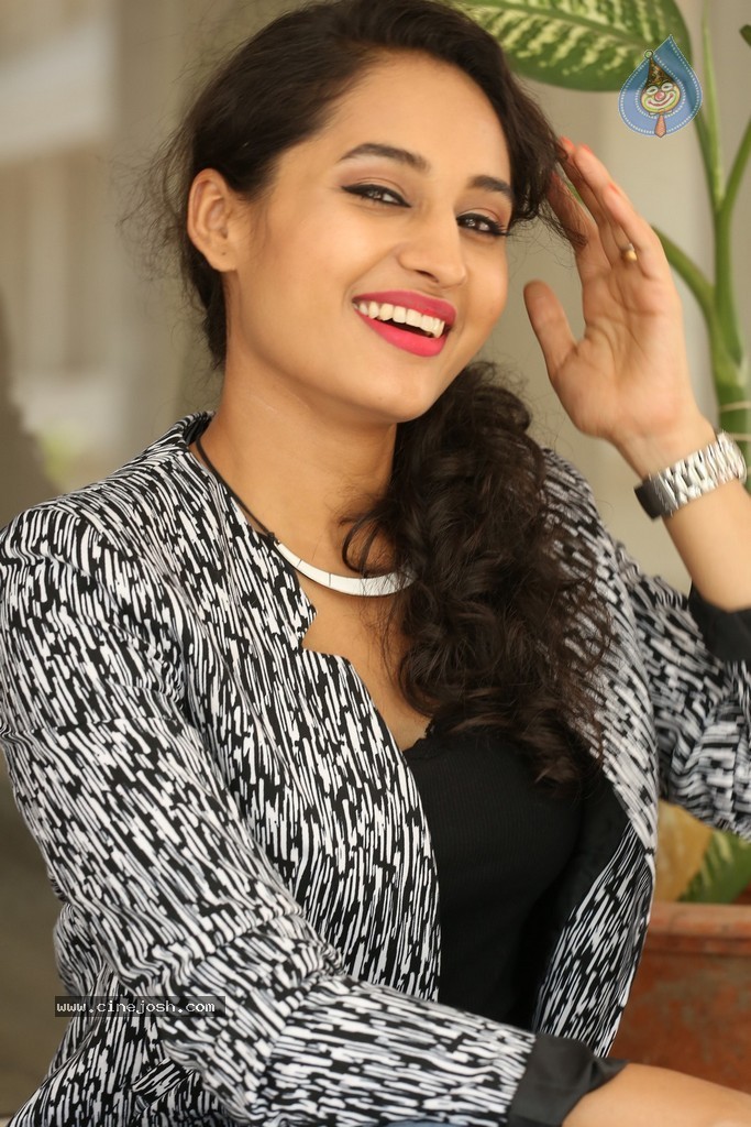 Pooja Stills - 93 / 101 photos