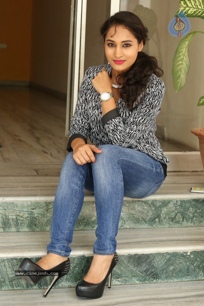 Pooja Stills - 99 / 101 photos