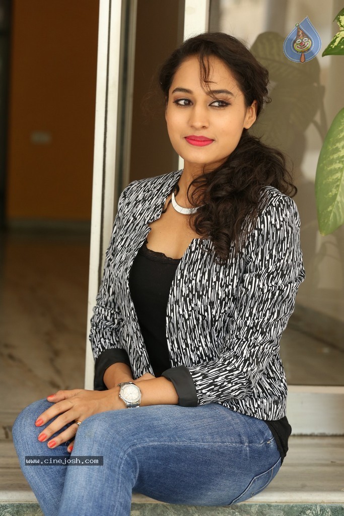 Pooja Stills - 101 / 101 photos