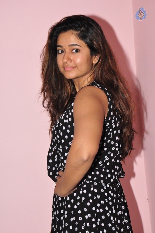 Poonam Bajwa Gallery - 5 / 32 photos