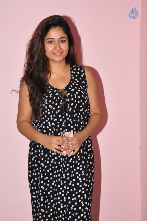 Poonam Bajwa Gallery - 28 / 32 photos