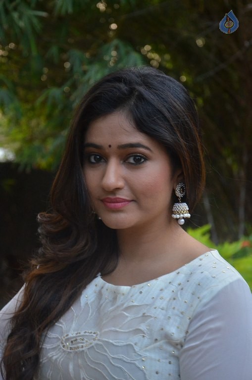 Poonam Bajwa Photos - 16 / 28 photos