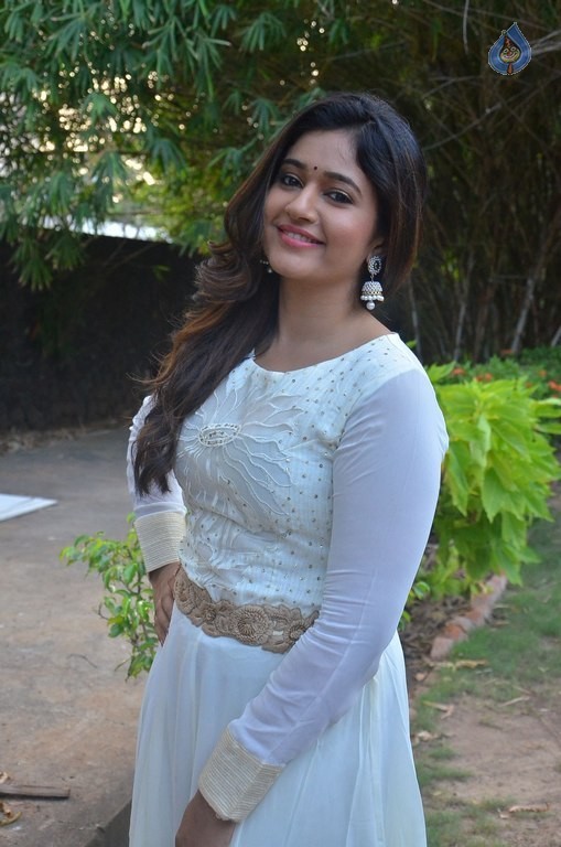 Poonam Bajwa Photos - 22 / 28 photos