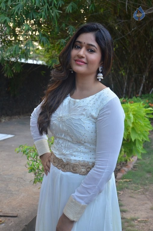 Poonam Bajwa Photos - 27 / 28 photos