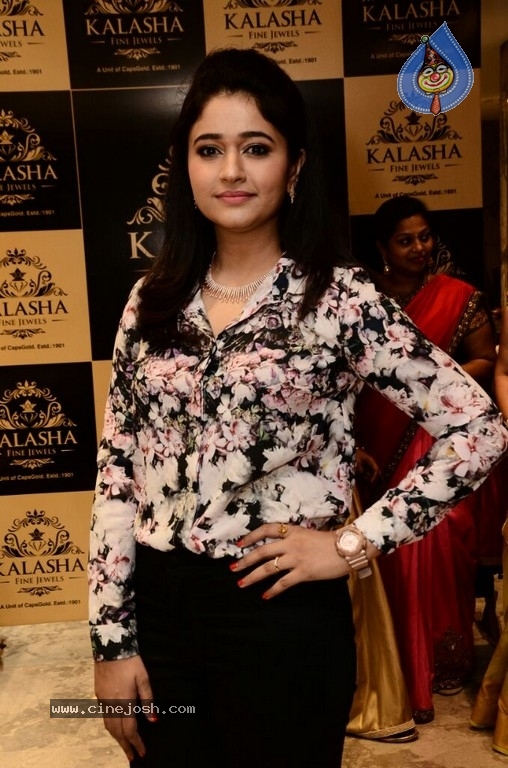 Poonam Bajwa Pics - 12 / 42 photos