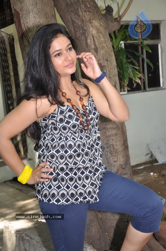 Poonam Bajwa Stills - 9 / 55 photos