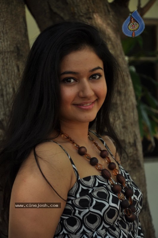 Poonam Bajwa Stills - 40 / 55 photos