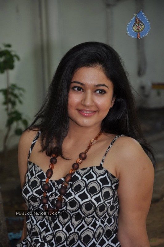 Poonam Bajwa Stills - 48 / 55 photos