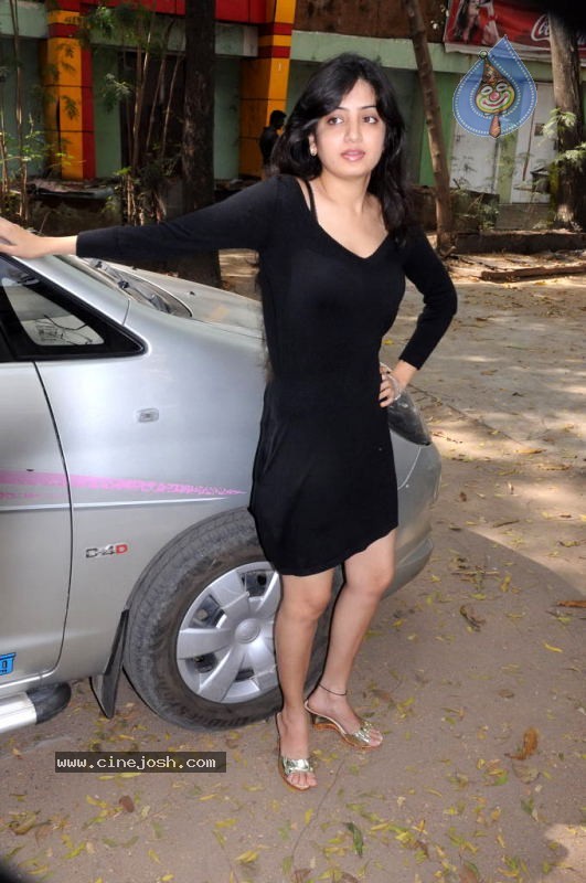 Poonam Kaur Hot Stills - 32 / 59 photos