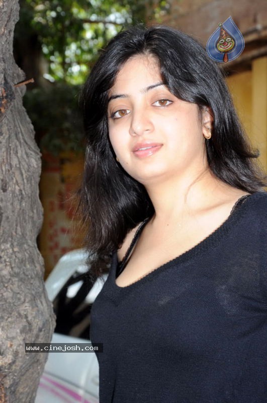 Poonam Kaur Hot Stills - 46 / 59 photos