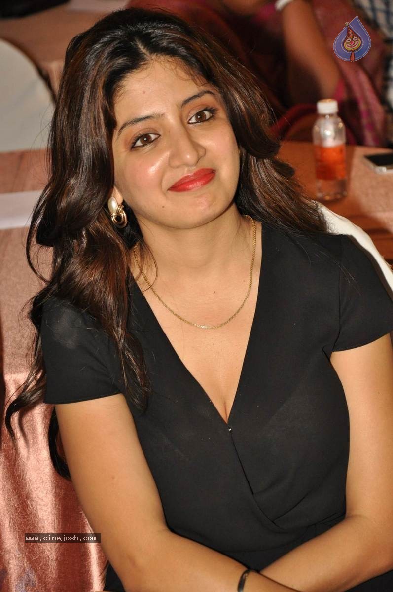 Poonam Kaur Photos - 19 / 45 photos