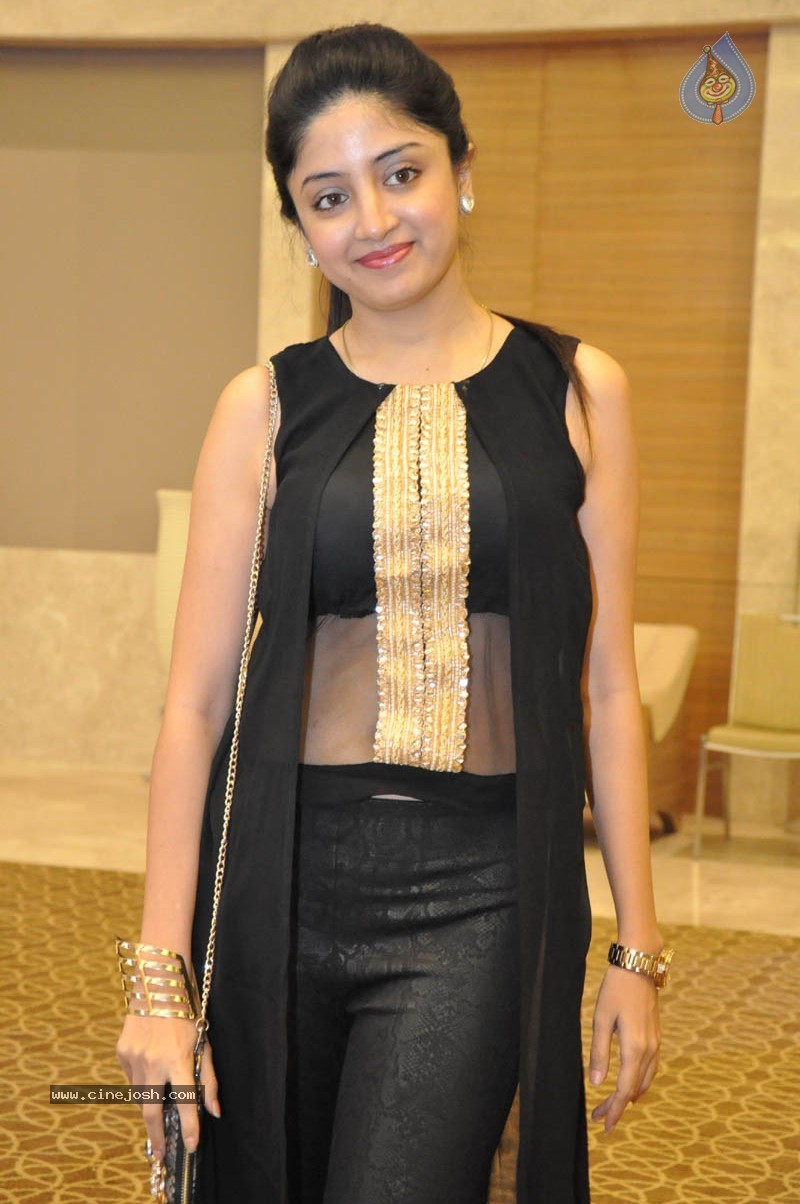 Poonam Kaur Stills - 11 / 17 photos