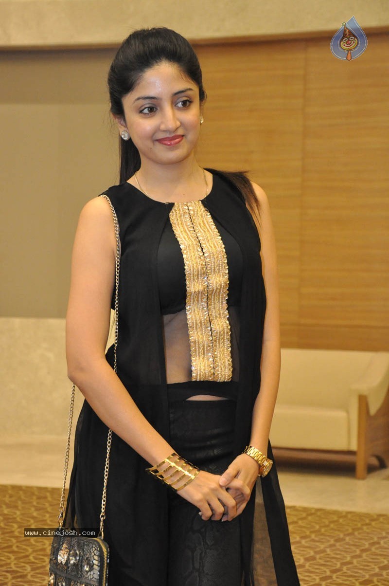 Poonam Kaur Stills - 12 / 17 photos