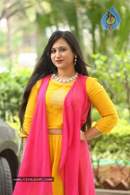 Poonam Sharma Stills - 23 / 33 photos