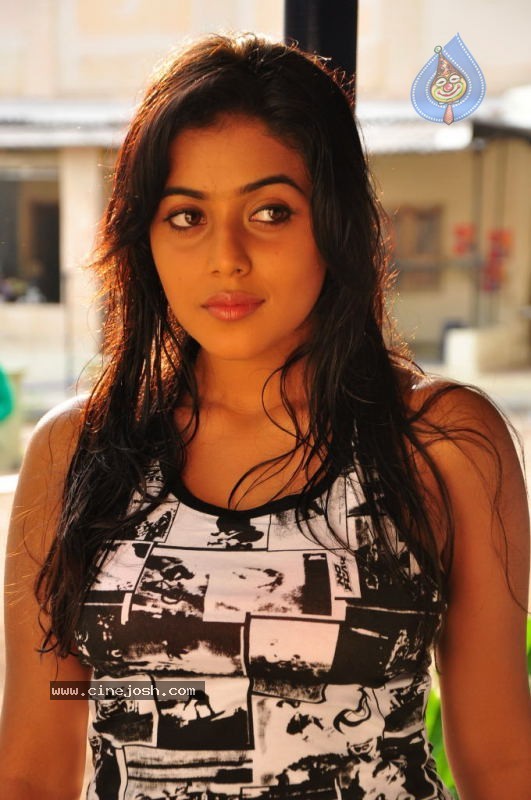 Poorna Stills - 23 / 96 photos