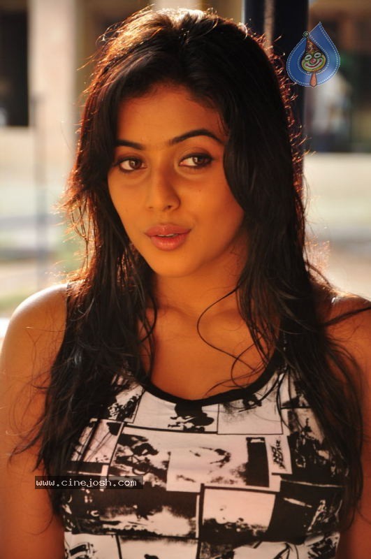 Poorna Stills - 24 / 96 photos