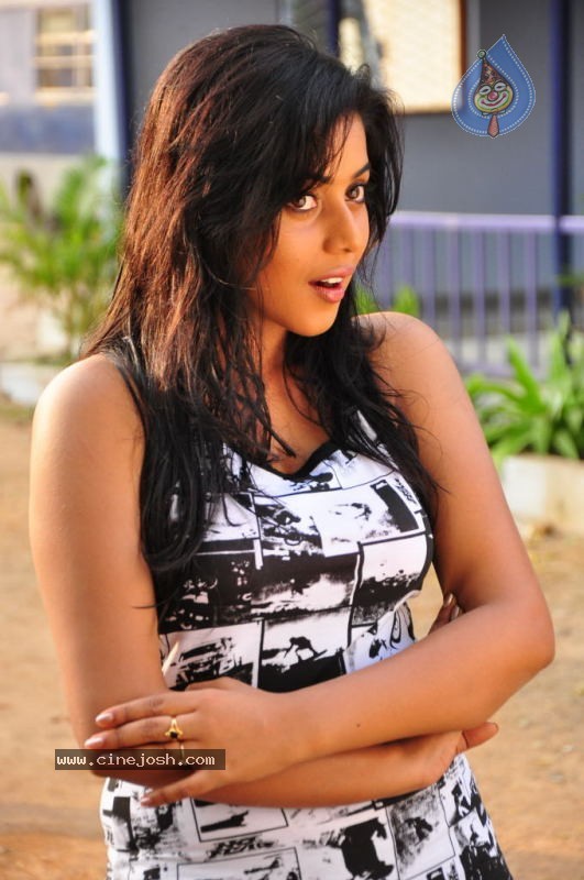 Poorna Stills - 33 / 96 photos