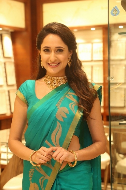 Pragya Jaiswal Images - 8 / 21 photos