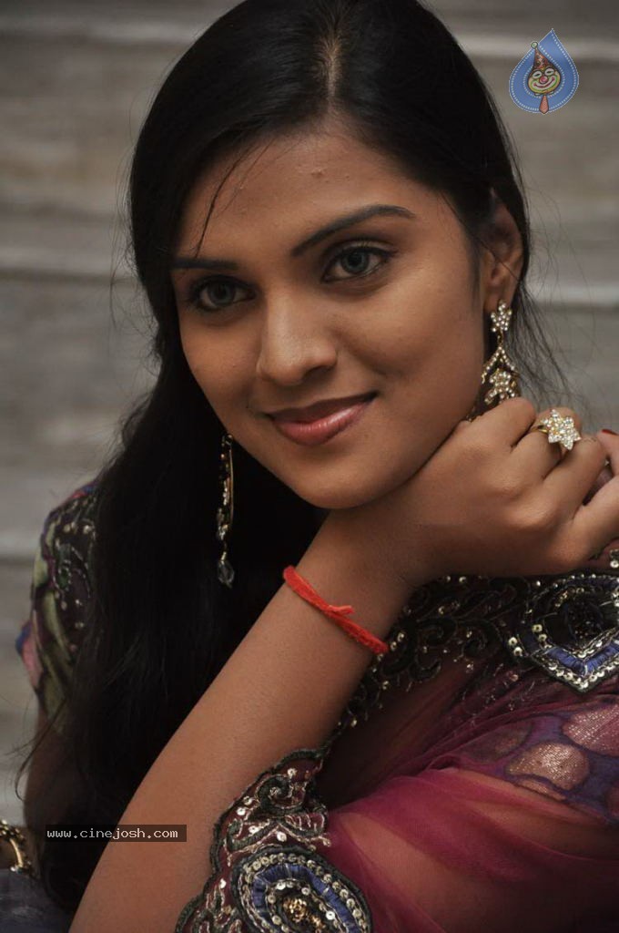 Prakruti Stills - 16 / 60 photos