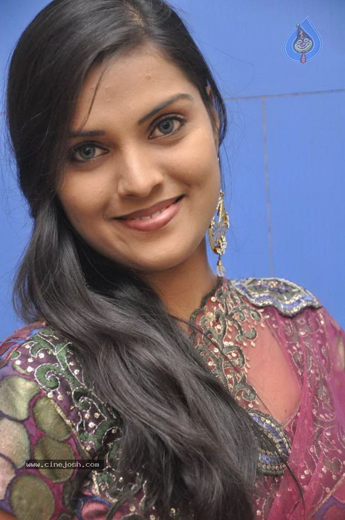 Prakruti Stills - 52 / 60 photos