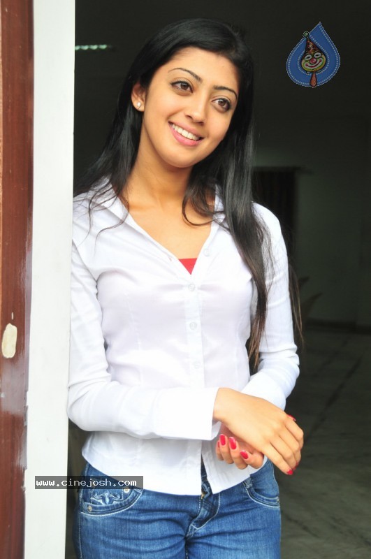 Praneetha Photo Gallery - 33 / 58 photos