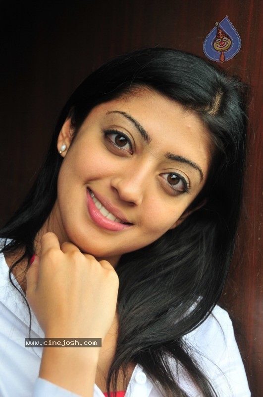 Praneetha Photo Gallery - 37 / 58 photos