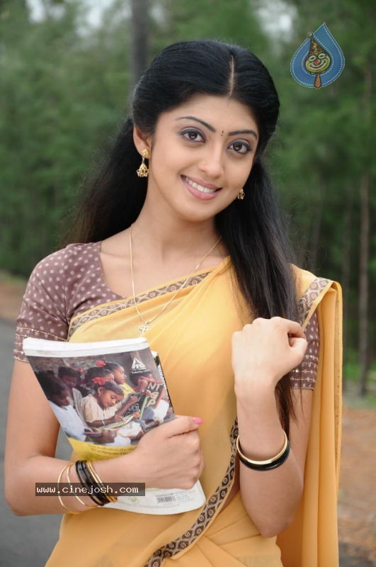 Pranitha New Stills - 20 / 42 photos