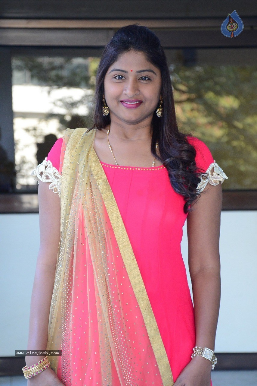 Praveena New Stills - 16 / 41 photos